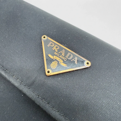 https://cdn.shopify.com/s/files/1/0564/9376/8855/files/Prada_Geldbeutel_aus_Nylon_schwarz_vintage_wallet9786.webp?v=1758649692