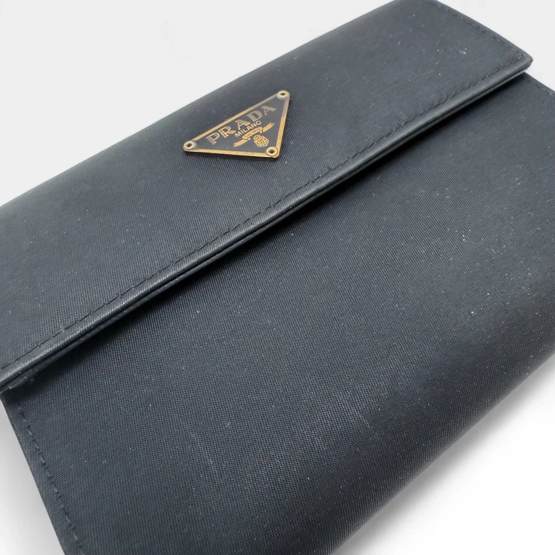 https://cdn.shopify.com/s/files/1/0564/9376/8855/files/Prada_Geldbeutel_aus_Nylon_schwarz_vintage_wallet9787.webp?v=1758649691