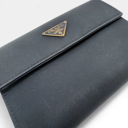 https://cdn.shopify.com/s/files/1/0564/9376/8855/files/Prada_Geldbeutel_aus_Nylon_schwarz_vintage_wallet9787.webp?v=1758649691