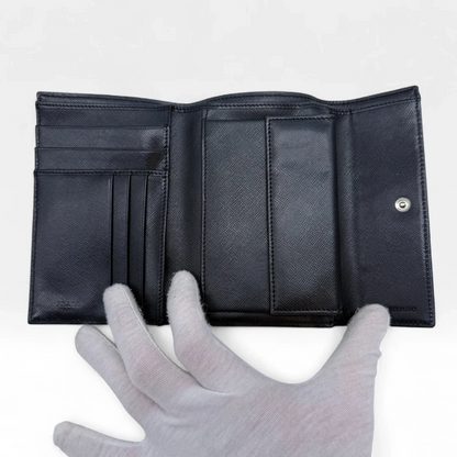 https://cdn.shopify.com/s/files/1/0564/9376/8855/files/Prada_Geldbeutel_aus_Nylon_schwarz_vintage_wallet9789.webp?v=1758649692