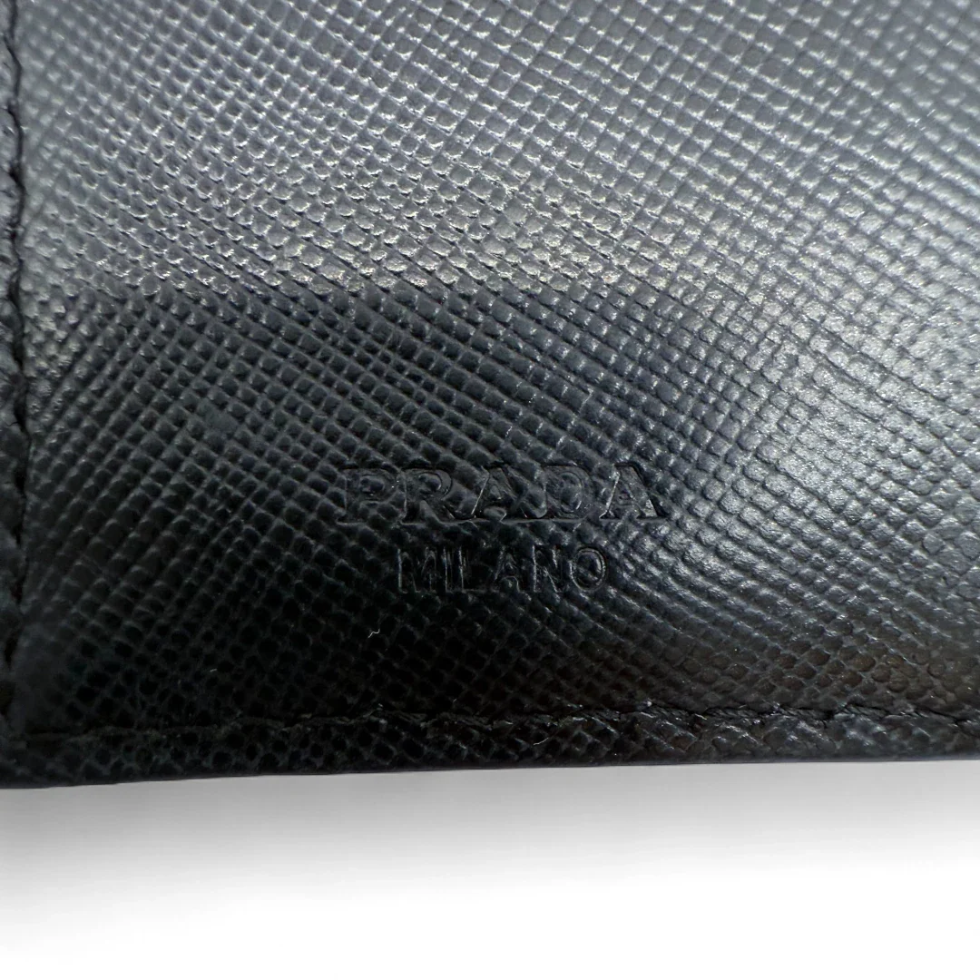 https://cdn.shopify.com/s/files/1/0564/9376/8855/files/Prada_Geldbeutel_aus_Nylon_schwarz_vintage_wallet9793.webp?v=1758649692