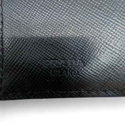 https://cdn.shopify.com/s/files/1/0564/9376/8855/files/Prada_Geldbeutel_aus_Nylon_schwarz_vintage_wallet9793.webp?v=1758649692