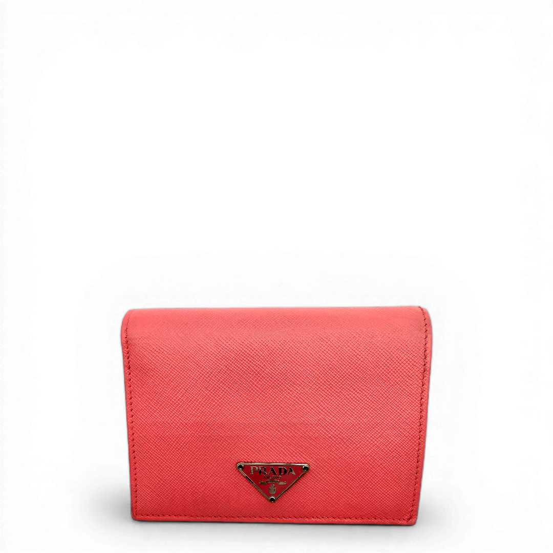 https://cdn.shopify.com/s/files/1/0564/9376/8855/files/Prada_Geldbeutel_aus_Saffiano_Leder_pink_vintage_1716.webp?v=1772101856