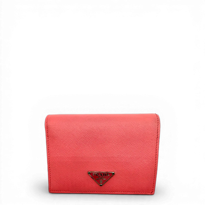 https://cdn.shopify.com/s/files/1/0564/9376/8855/files/Prada_Geldbeutel_aus_Saffiano_Leder_pink_vintage_1716.webp?v=1772101856