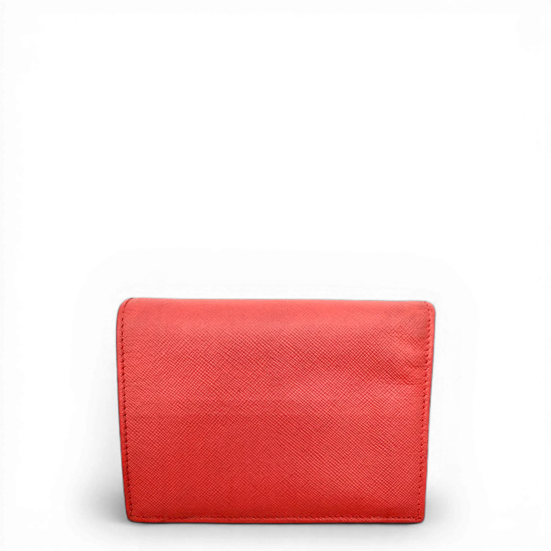 https://cdn.shopify.com/s/files/1/0564/9376/8855/files/Prada_Geldbeutel_aus_Saffiano_Leder_pink_vintage_1717.webp?v=1772101857