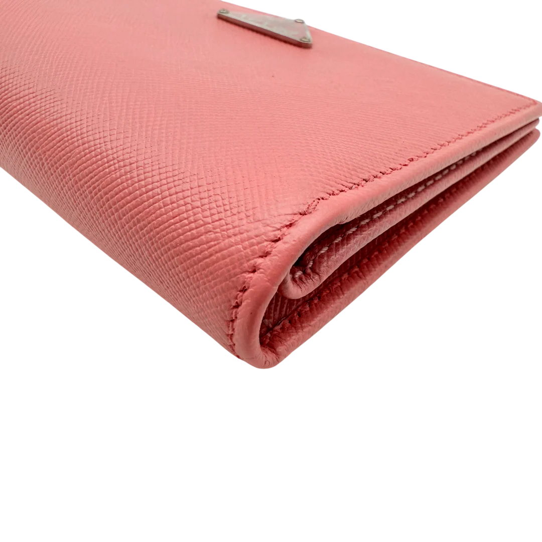 https://cdn.shopify.com/s/files/1/0564/9376/8855/files/Prada_Geldbeutel_aus_Saffiano_Leder_pink_vintage_1721.webp?v=1772101857