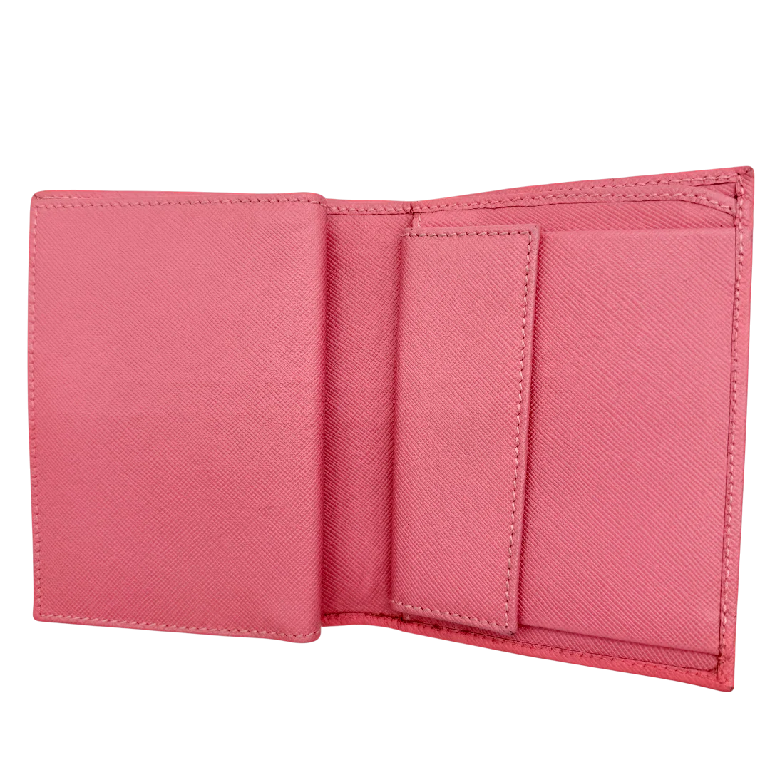https://cdn.shopify.com/s/files/1/0564/9376/8855/files/Prada_Geldbeutel_aus_Saffiano_Leder_pink_vintage_1723.webp?v=1772101926