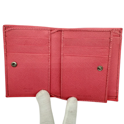 https://cdn.shopify.com/s/files/1/0564/9376/8855/files/Prada_Geldbeutel_aus_Saffiano_Leder_pink_vintage_1724.webp?v=1772101926