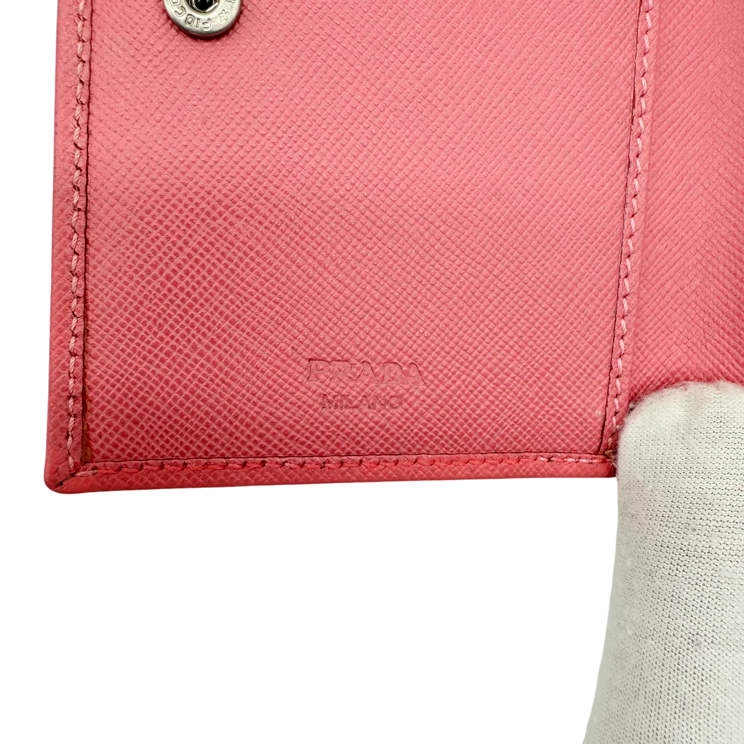 https://cdn.shopify.com/s/files/1/0564/9376/8855/files/Prada_Geldbeutel_aus_Saffiano_Leder_pink_vintage_1725.webp?v=1772101926