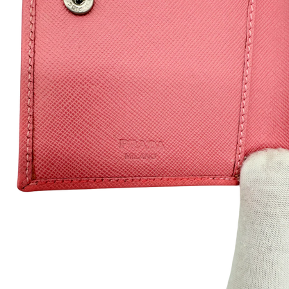 https://cdn.shopify.com/s/files/1/0564/9376/8855/files/Prada_Geldbeutel_aus_Saffiano_Leder_pink_vintage_1725.webp?v=1772101926