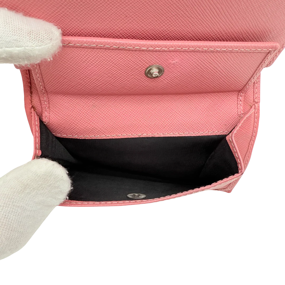 https://cdn.shopify.com/s/files/1/0564/9376/8855/files/Prada_Geldbeutel_aus_Saffiano_Leder_pink_vintage_1727.webp?v=1772101926