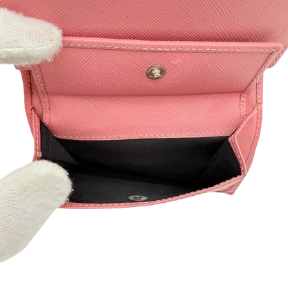 https://cdn.shopify.com/s/files/1/0564/9376/8855/files/Prada_Geldbeutel_aus_Saffiano_Leder_pink_vintage_1727.webp?v=1772101926