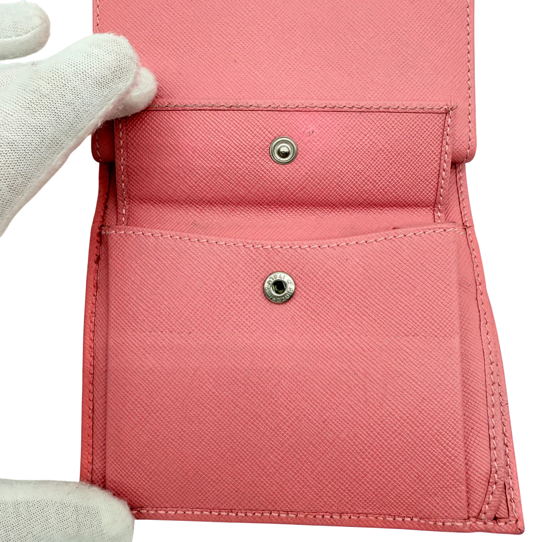 https://cdn.shopify.com/s/files/1/0564/9376/8855/files/Prada_Geldbeutel_aus_Saffiano_Leder_pink_vintage_1728.webp?v=1772101926