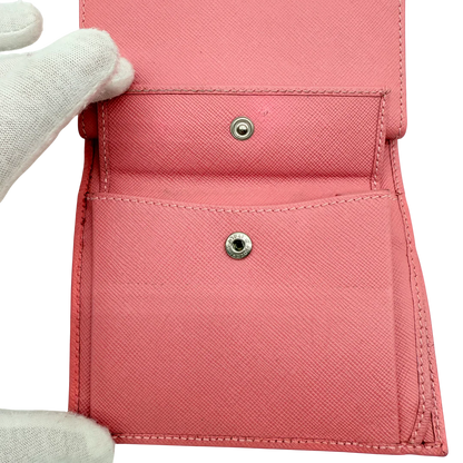 https://cdn.shopify.com/s/files/1/0564/9376/8855/files/Prada_Geldbeutel_aus_Saffiano_Leder_pink_vintage_1728.webp?v=1772101926