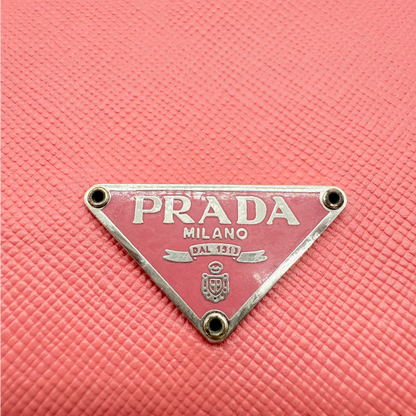 https://cdn.shopify.com/s/files/1/0564/9376/8855/files/Prada_Geldbeutel_aus_Saffiano_Leder_pink_vintage_1730.webp?v=1772101926