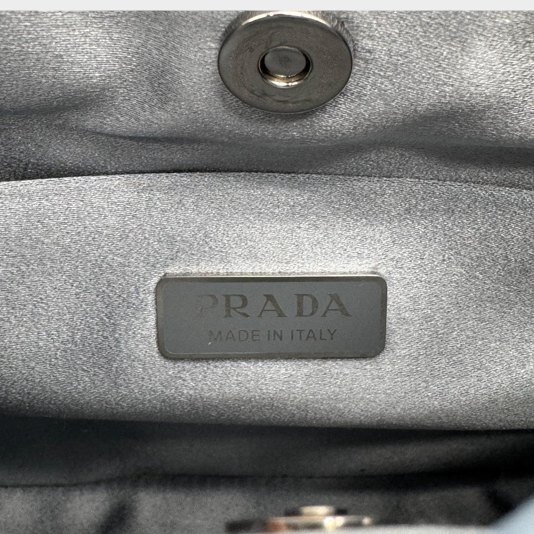https://cdn.shopify.com/s/files/1/0564/9376/8855/files/Prada_Handtasche_Cleo_Kristall_aus_Nylon_hellblau_handbag5083_f593aec7-fb59-4ce1-8ce0-1860435c3803.webp?v=1761263459
