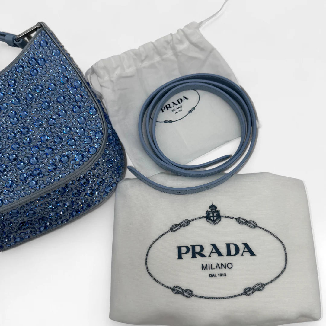 https://cdn.shopify.com/s/files/1/0564/9376/8855/files/Prada_Handtasche_Cleo_Kristall_aus_Nylon_hellblau_handbag5085_a1e78d3a-914a-4d8e-ae53-5a0a3eee017f.webp?v=1761263458