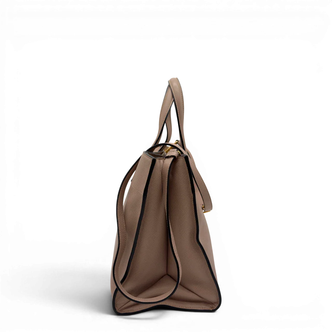 https://cdn.shopify.com/s/files/1/0564/9376/8855/files/Prada_Handtasche_Galleria_aus_Saffiano_Leder_rosa_vintage8435.webp?v=1780485818