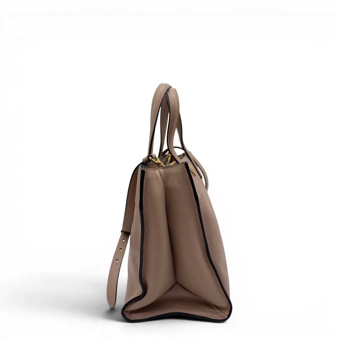 https://cdn.shopify.com/s/files/1/0564/9376/8855/files/Prada_Handtasche_Galleria_aus_Saffiano_Leder_rosa_vintage8436.webp?v=1780485818