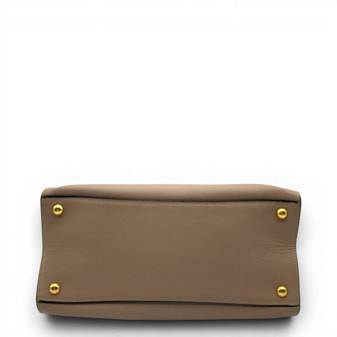 https://cdn.shopify.com/s/files/1/0564/9376/8855/files/Prada_Handtasche_Galleria_aus_Saffiano_Leder_rosa_vintage8437.webp?v=1780485818