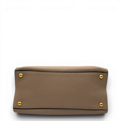 https://cdn.shopify.com/s/files/1/0564/9376/8855/files/Prada_Handtasche_Galleria_aus_Saffiano_Leder_rosa_vintage8437.webp?v=1780485818
