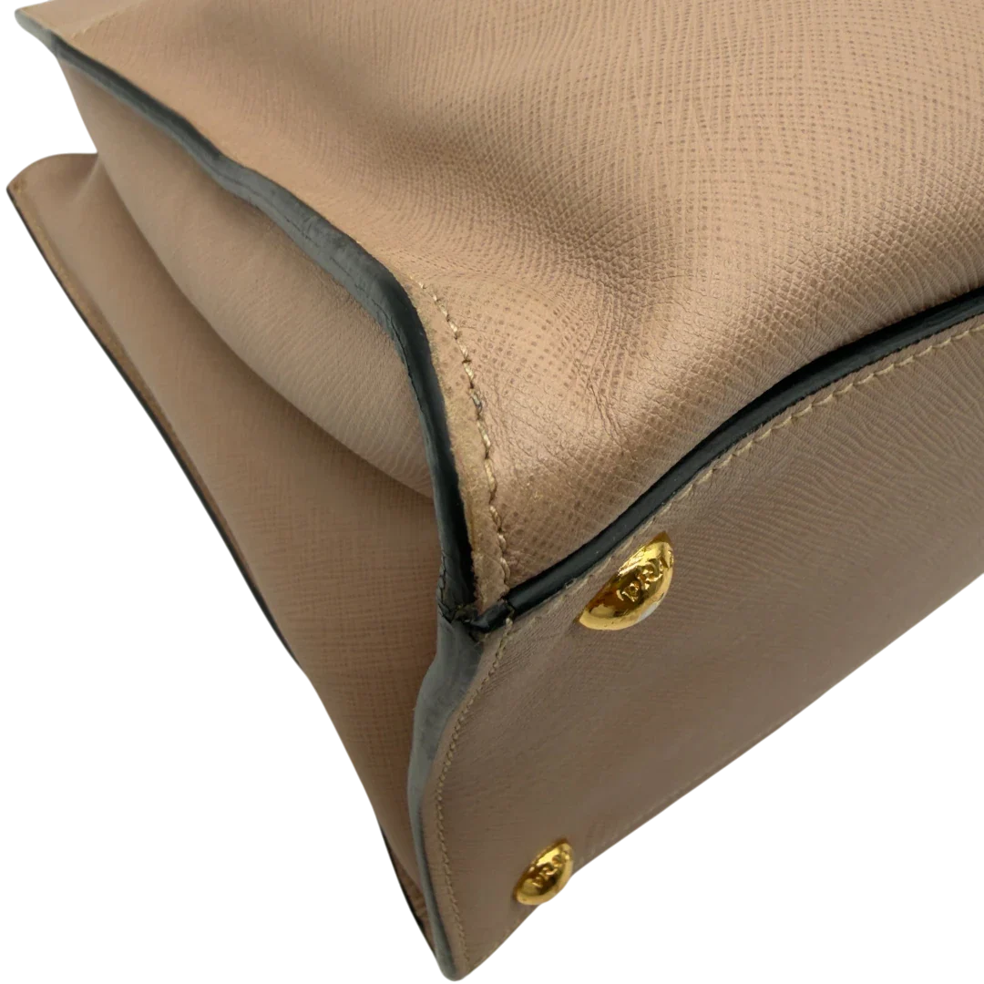 https://cdn.shopify.com/s/files/1/0564/9376/8855/files/Prada_Handtasche_Galleria_aus_Saffiano_Leder_rosa_vintage8439.webp?v=1780485818