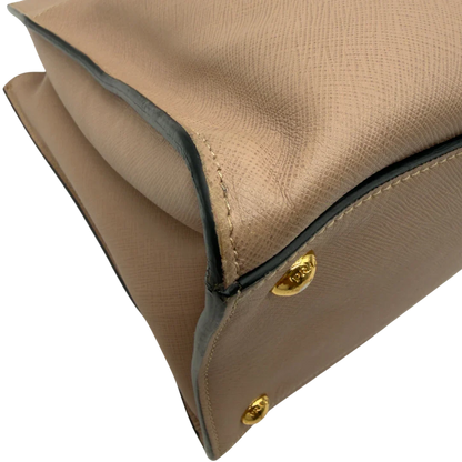 https://cdn.shopify.com/s/files/1/0564/9376/8855/files/Prada_Handtasche_Galleria_aus_Saffiano_Leder_rosa_vintage8439.webp?v=1780485818