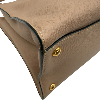 https://cdn.shopify.com/s/files/1/0564/9376/8855/files/Prada_Handtasche_Galleria_aus_Saffiano_Leder_rosa_vintage8441.webp?v=1780485818