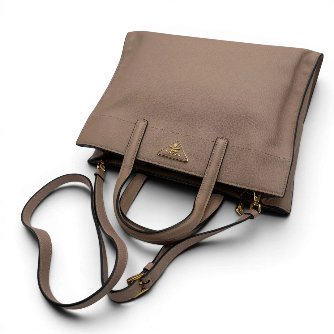 https://cdn.shopify.com/s/files/1/0564/9376/8855/files/Prada_Handtasche_Galleria_aus_Saffiano_Leder_rosa_vintage8442.webp?v=1780485819