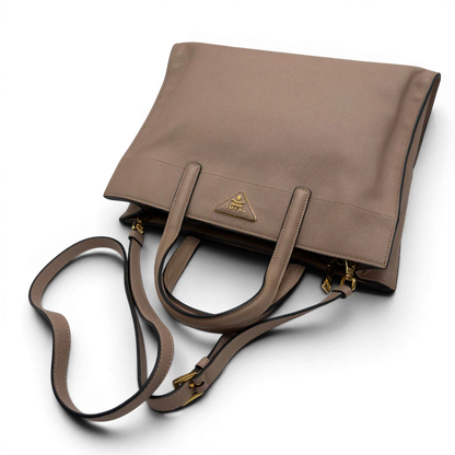 https://cdn.shopify.com/s/files/1/0564/9376/8855/files/Prada_Handtasche_Galleria_aus_Saffiano_Leder_rosa_vintage8442.webp?v=1780485819