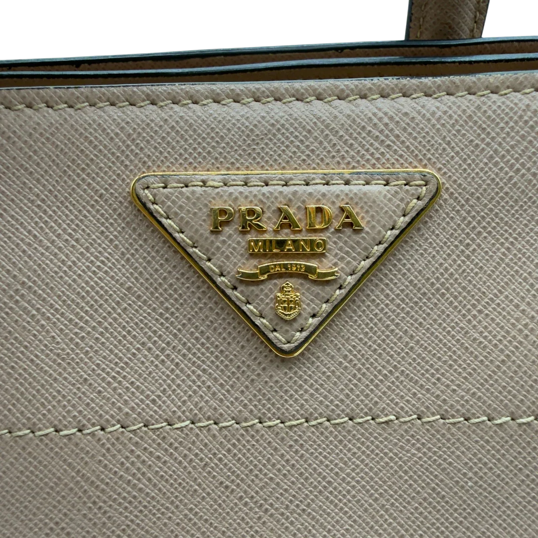 https://cdn.shopify.com/s/files/1/0564/9376/8855/files/Prada_Handtasche_Galleria_aus_Saffiano_Leder_rosa_vintage8443.webp?v=1780485819