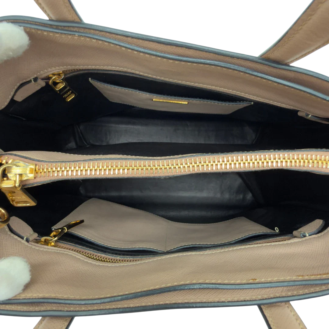 https://cdn.shopify.com/s/files/1/0564/9376/8855/files/Prada_Handtasche_Galleria_aus_Saffiano_Leder_rosa_vintage8444.webp?v=1780485818