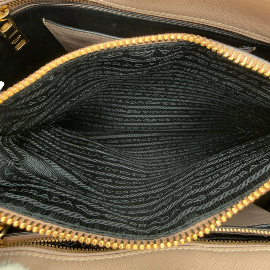 https://cdn.shopify.com/s/files/1/0564/9376/8855/files/Prada_Handtasche_Galleria_aus_Saffiano_Leder_rosa_vintage8445.webp?v=1780485819