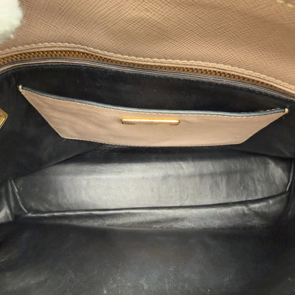 https://cdn.shopify.com/s/files/1/0564/9376/8855/files/Prada_Handtasche_Galleria_aus_Saffiano_Leder_rosa_vintage8446.webp?v=1780485819