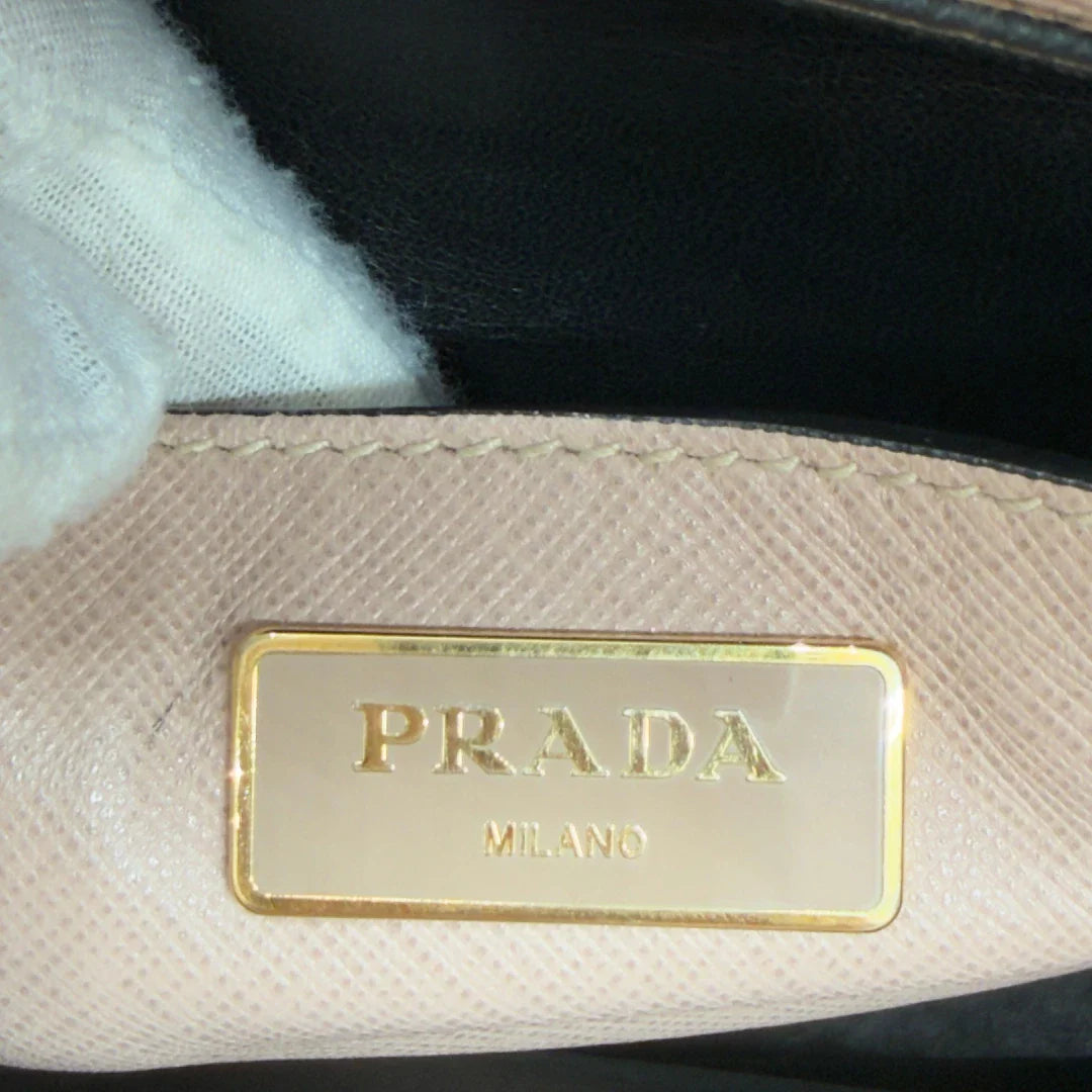 https://cdn.shopify.com/s/files/1/0564/9376/8855/files/Prada_Handtasche_Galleria_aus_Saffiano_Leder_rosa_vintage8447.webp?v=1780485818