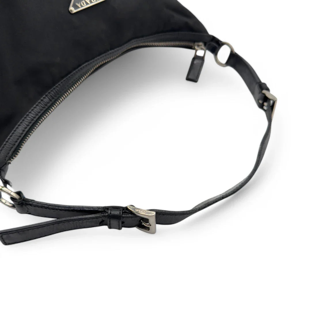 https://cdn.shopify.com/s/files/1/0564/9376/8855/files/Prada_Handtasche_Halbmond_Form_schwarze_Lederecken_Nylon_schwarz_vintage_designer_handbag_4204.webp?v=1741796308