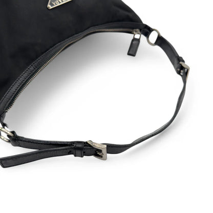 https://cdn.shopify.com/s/files/1/0564/9376/8855/files/Prada_Handtasche_Halbmond_Form_schwarze_Lederecken_Nylon_schwarz_vintage_designer_handbag_4204.webp?v=1741796308