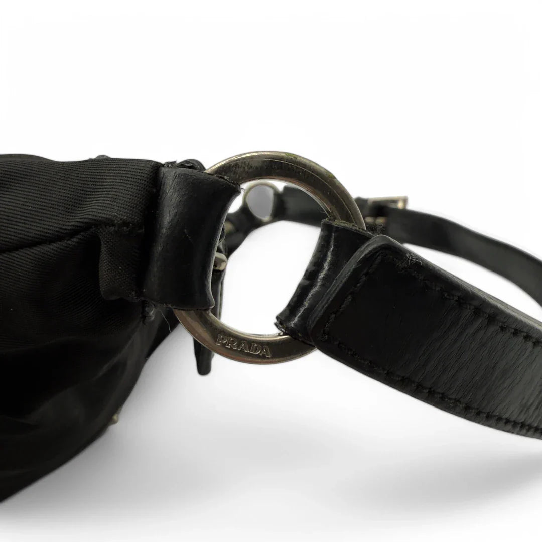 https://cdn.shopify.com/s/files/1/0564/9376/8855/files/Prada_Handtasche_Halbmond_Form_schwarze_Lederecken_Nylon_schwarz_vintage_designer_handbag_4206.webp?v=1741796308