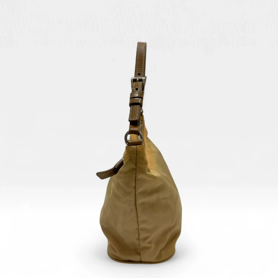 https://cdn.shopify.com/s/files/1/0564/9376/8855/files/Prada_Handtasche_Halbmond_aus_Nylon_beige_second_hand_designer_handbag3640.webp?v=1757671284