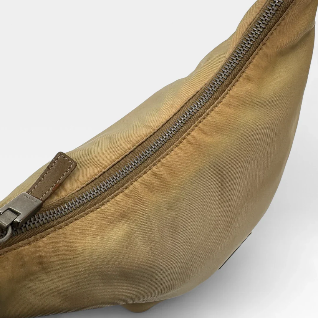 https://cdn.shopify.com/s/files/1/0564/9376/8855/files/Prada_Handtasche_Halbmond_aus_Nylon_beige_second_hand_designer_handbag3653.webp?v=1757671178