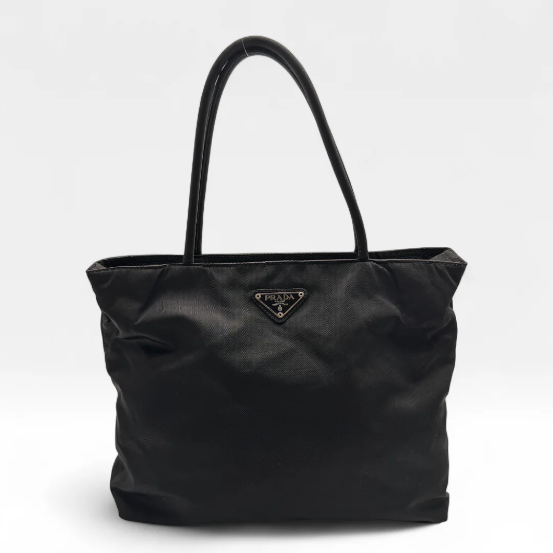 https://cdn.shopify.com/s/files/1/0564/9376/8855/files/Prada_Handtasche_Nylon_schwarz1730.webp?v=1759408443