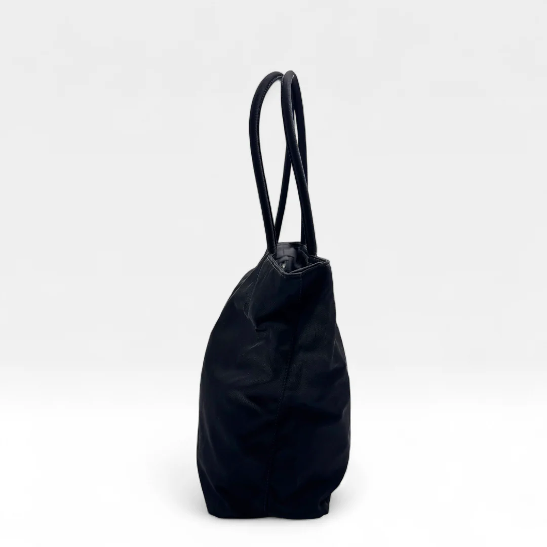 https://cdn.shopify.com/s/files/1/0564/9376/8855/files/Prada_Handtasche_Nylon_schwarz1734.webp?v=1759408443