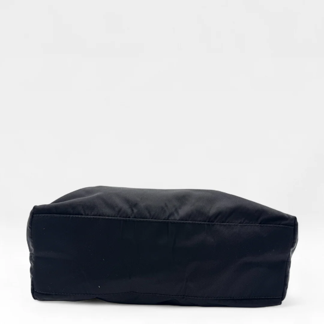 https://cdn.shopify.com/s/files/1/0564/9376/8855/files/Prada_Handtasche_Nylon_schwarz1735.webp?v=1759408443
