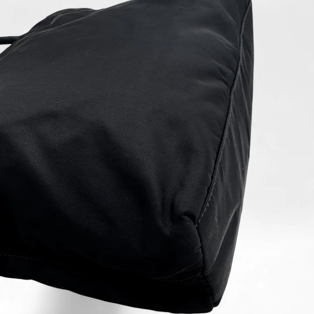 https://cdn.shopify.com/s/files/1/0564/9376/8855/files/Prada_Handtasche_Nylon_schwarz1737.webp?v=1759408443