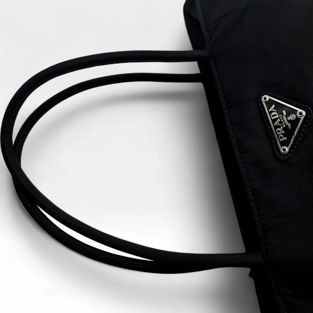 https://cdn.shopify.com/s/files/1/0564/9376/8855/files/Prada_Handtasche_Nylon_schwarz1743.webp?v=1759408449