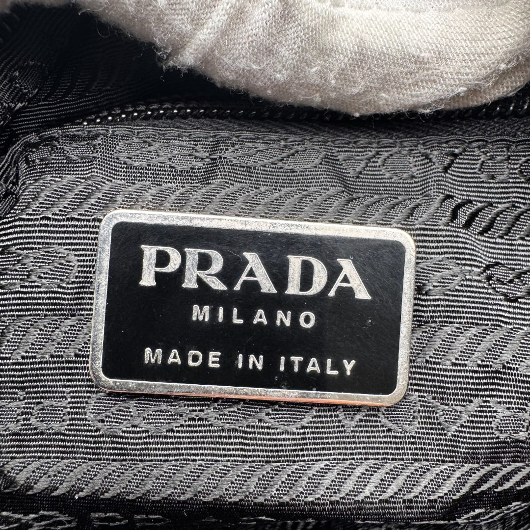 https://cdn.shopify.com/s/files/1/0564/9376/8855/files/Prada_Handtasche_Nylon_schwarz1745.webp?v=1759408443