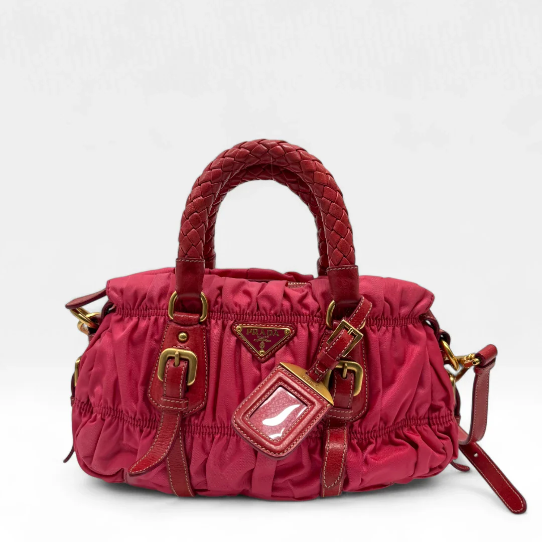 https://cdn.shopify.com/s/files/1/0564/9376/8855/files/Prada_Handtasche_Pocono_aus_Nylon_pink_second_hand_designer_handbag3382.webp?v=1757505526