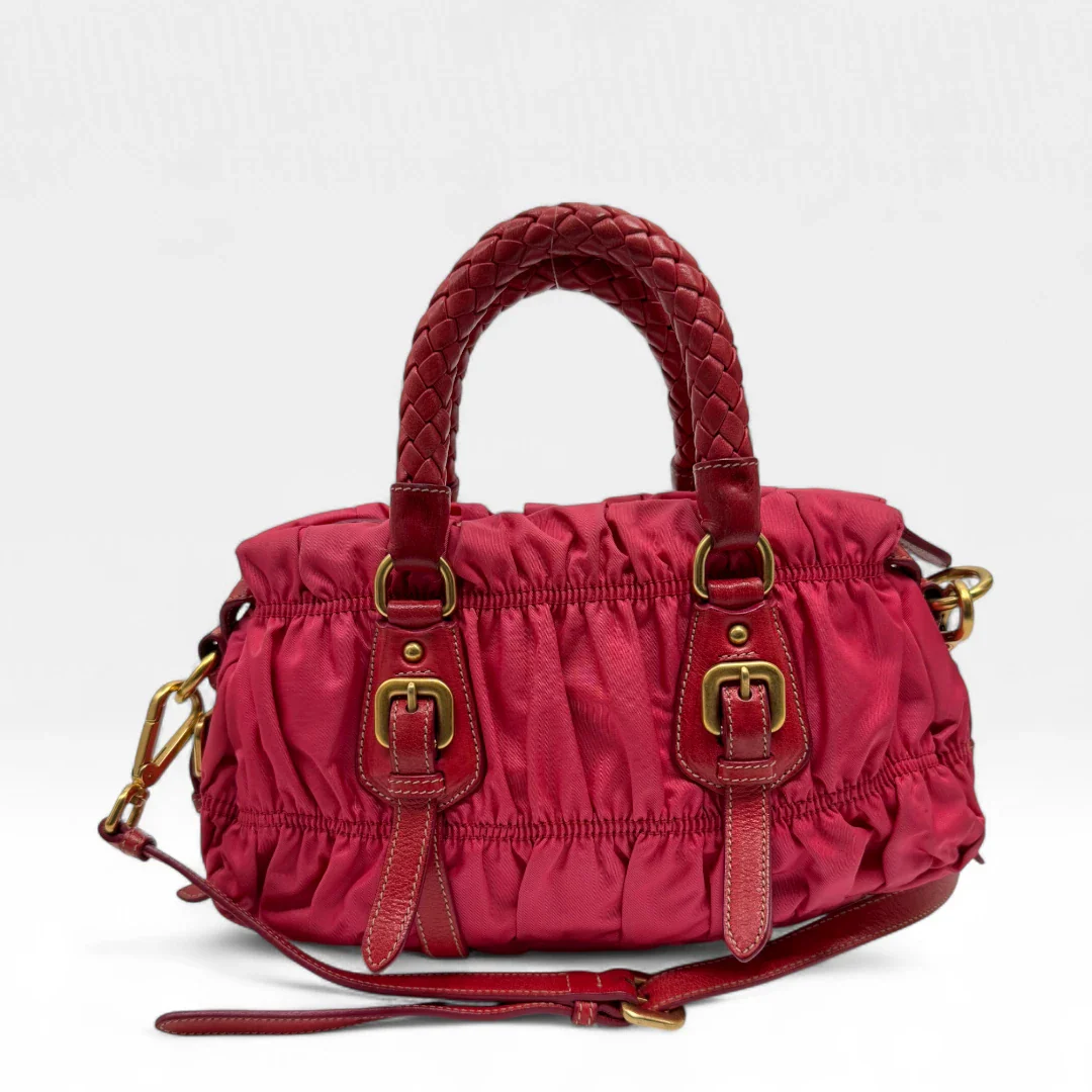 https://cdn.shopify.com/s/files/1/0564/9376/8855/files/Prada_Handtasche_Pocono_aus_Nylon_pink_second_hand_designer_handbag3385.webp?v=1757505526