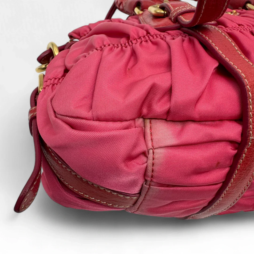 https://cdn.shopify.com/s/files/1/0564/9376/8855/files/Prada_Handtasche_Pocono_aus_Nylon_pink_second_hand_designer_handbag3387.webp?v=1757505483