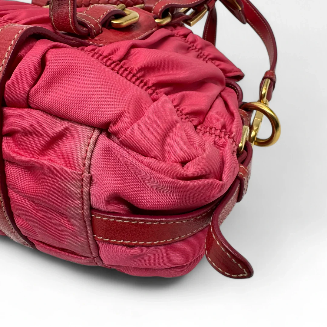 https://cdn.shopify.com/s/files/1/0564/9376/8855/files/Prada_Handtasche_Pocono_aus_Nylon_pink_second_hand_designer_handbag3388.webp?v=1757505483
